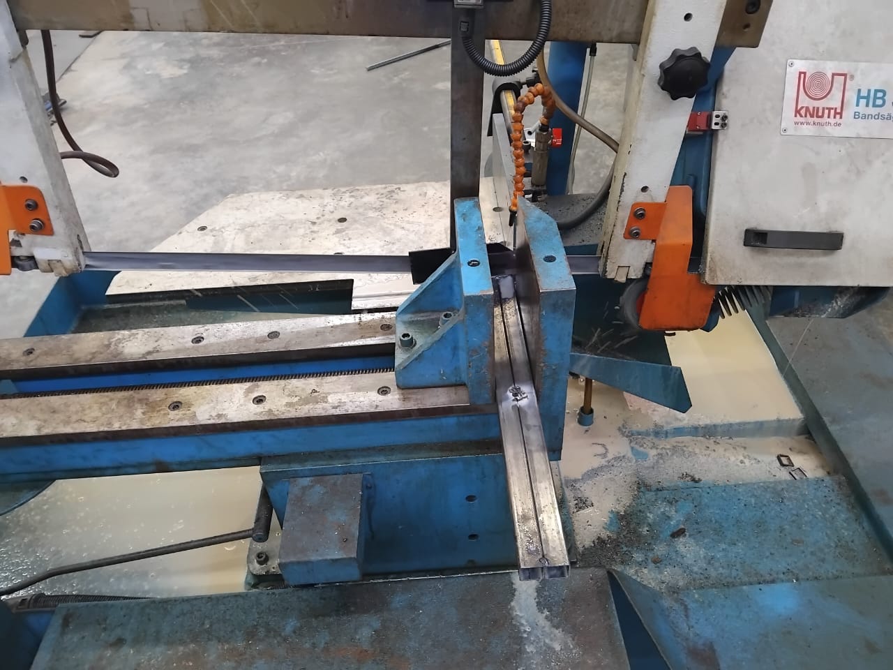 Cutting long steel tubes with mechanical hacksaw